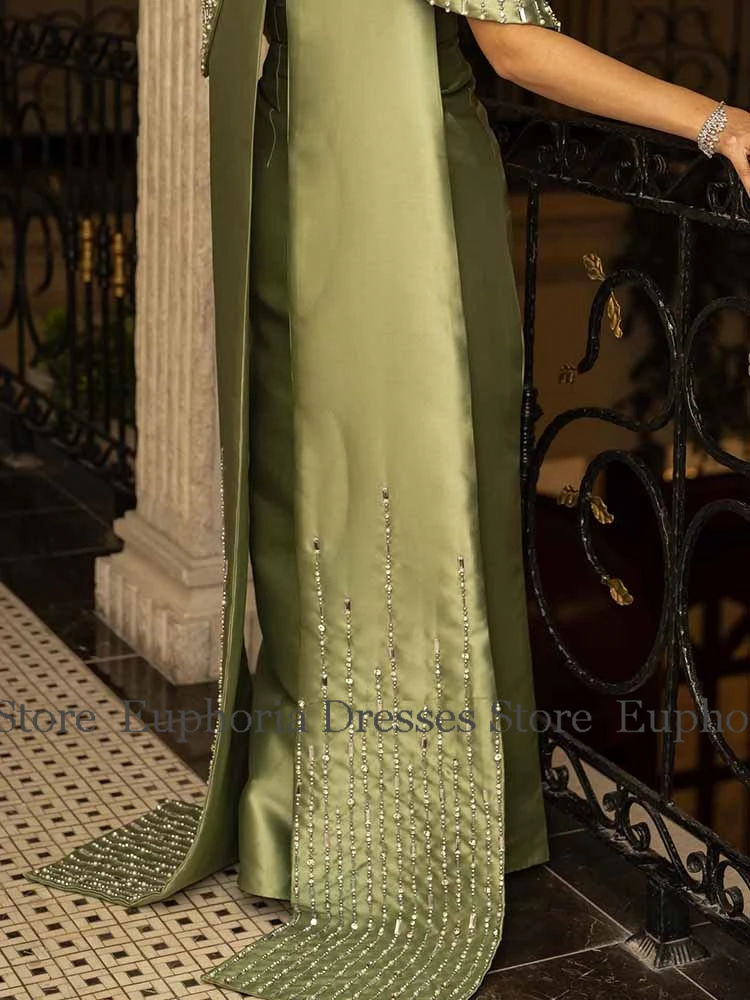 المملكة العربية السعودية فساتين سهرة فاخرة 2025 عمود ساتان فستان المشاهير أخضر مسود خرز على شكل قلب كيب مناسبة خاصة