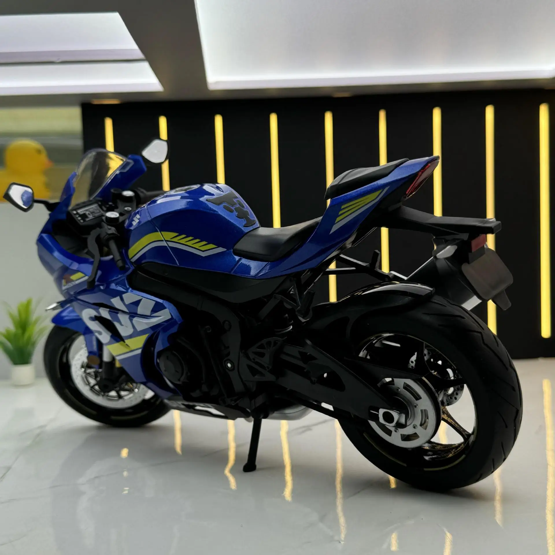 Modello di auto in lega 1:9 Suzuki GSX-1000R Moto giocattolo scorrevole Modello di luce Ornamento Prodotti di benvenuto per feste