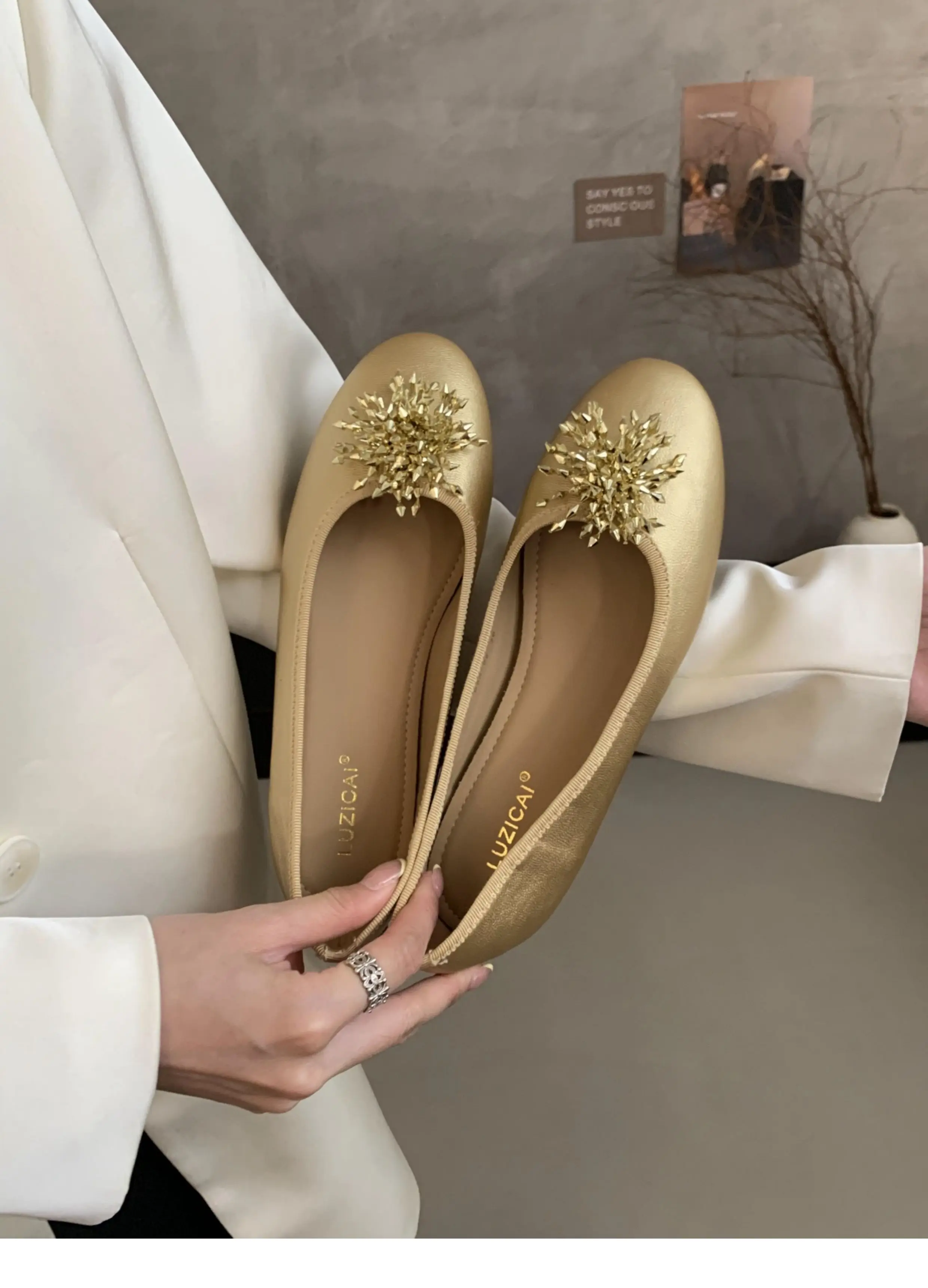 

Балетки на плоской подошве с золотыми металлическими украшениями, танцевальная обувь, повседневная женская мягкая обувь, женская модная женская обувь без шнуровки на резинке