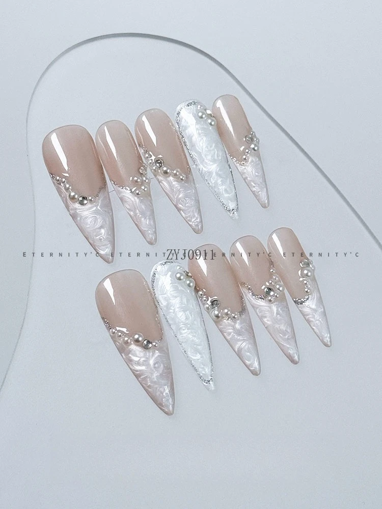 Perlmutterfalter mit Strasssteinen, Nagelkunst, mit Nagelschale und Gewinde, glänzend, hautfarben, französisch, handgefertigt