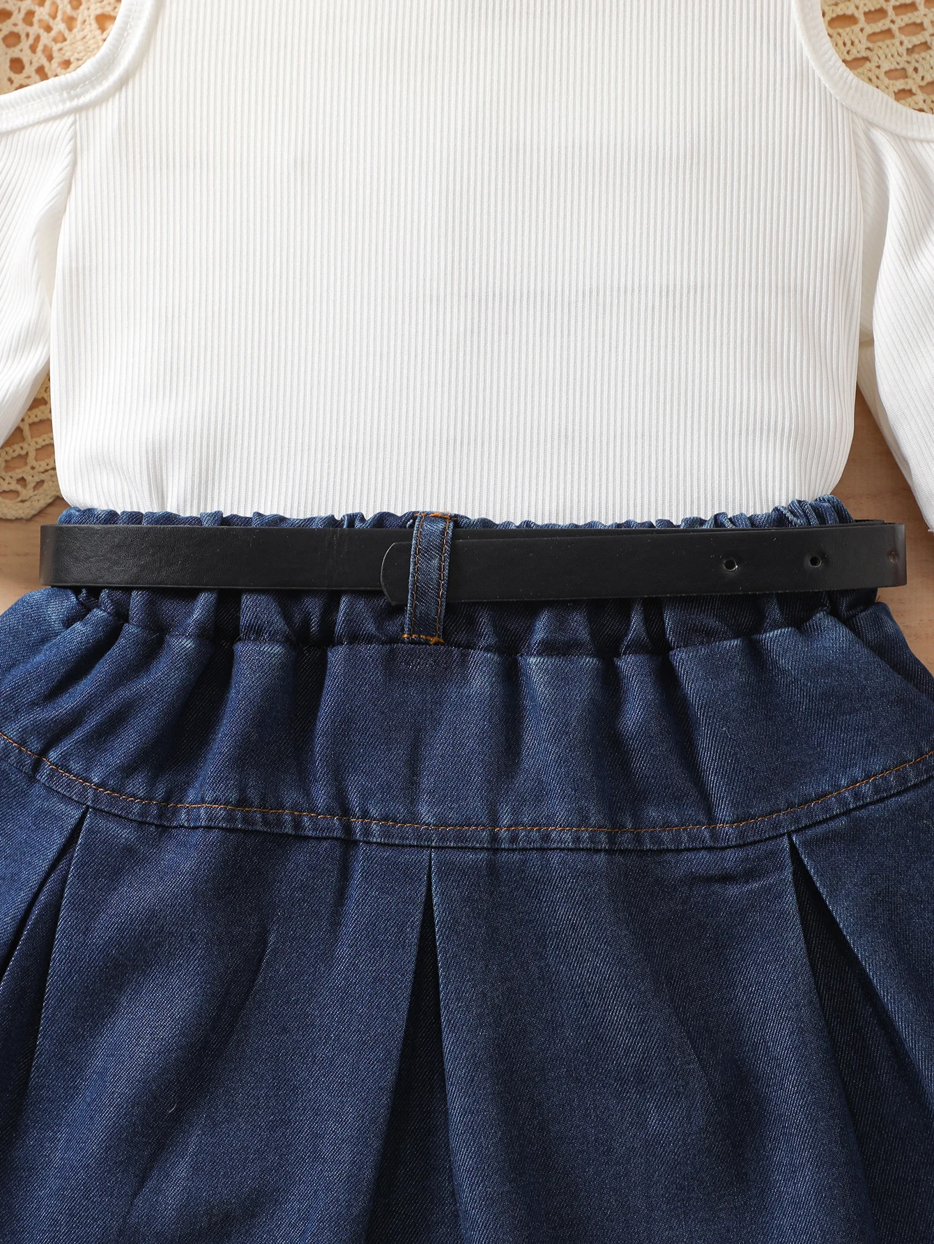 طقم تنورة بناتي كاجوال بطيات نصف طول من الدنيم مع بلوزة وحزام محبوكة مكشوفة الكتفين #5