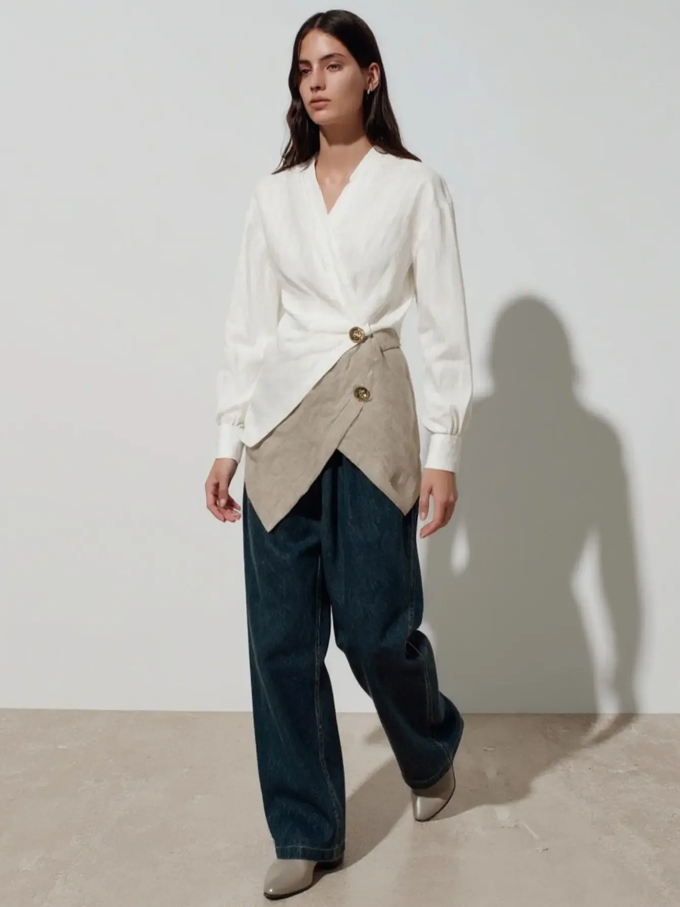 Verão feminino 2025 manga longa com decote em v retalhos camisa fina assimétrica bainha diária básica decoração lateral elegante topo