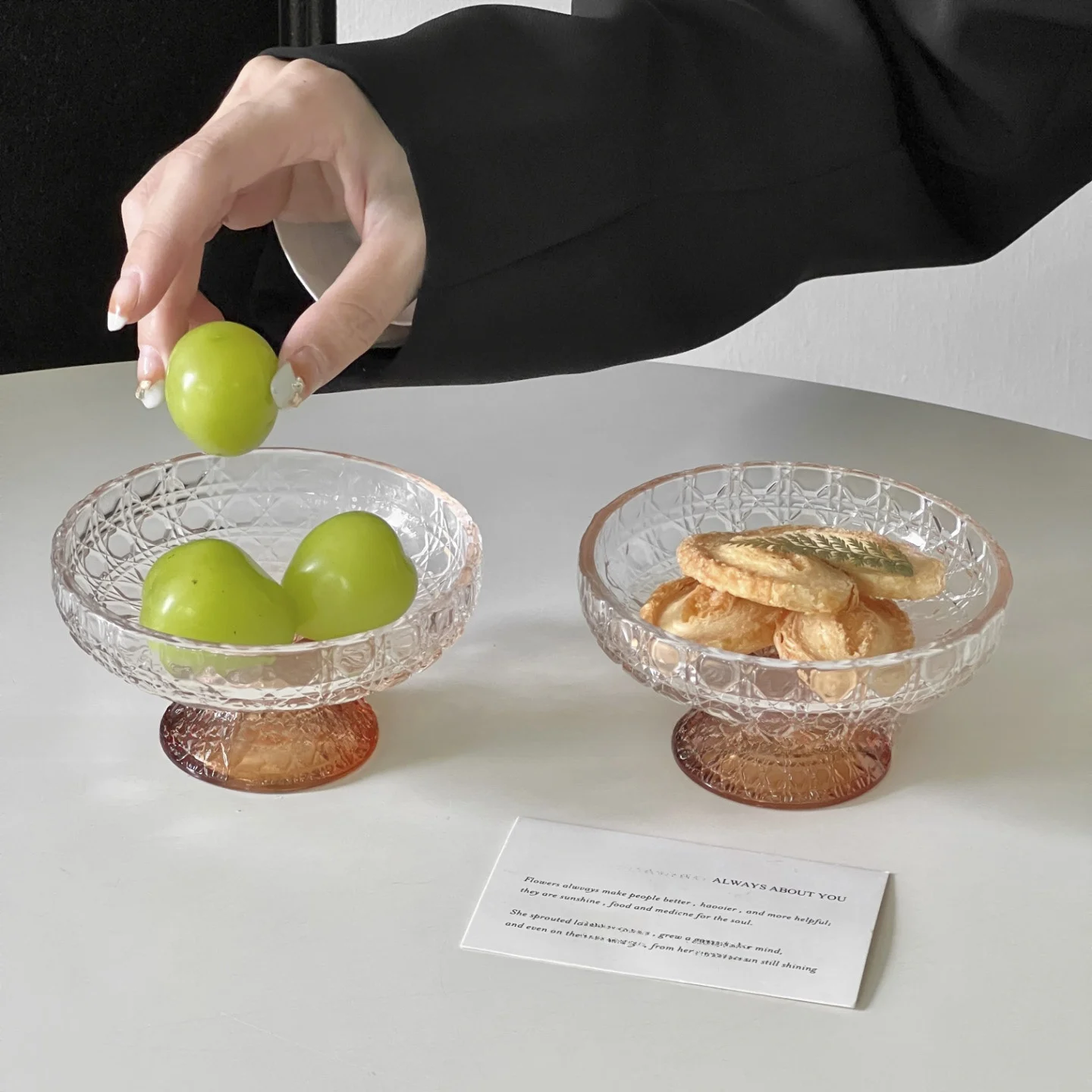 

Стеклянная ваза для фруктов Ele Glass на высокой ножке, маленькая, для десертов, конфет и закусок, для домашнего использования, в скандинавском стиле, круглая, однотонная, из чистого стекла