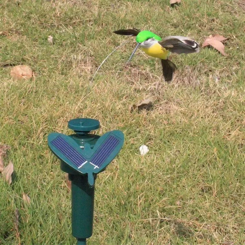 Colibrì solare che vola con ali e coda di piume artificiali che volano divertente giocattolo solare o alimentato a batteria per palo da giardino