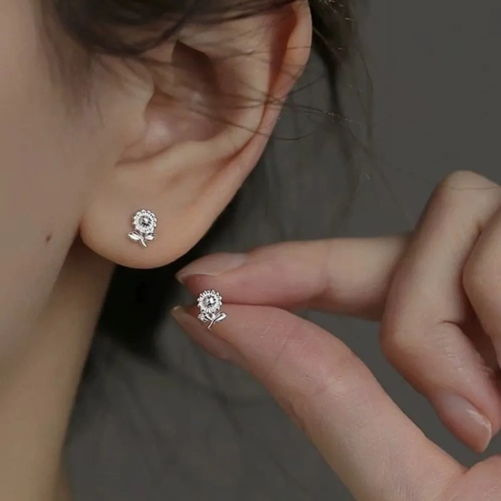 

PANJBJ 925 Sterling Silve Sunflower Earrings for Women Sweet Exquisite Fashion Versatile Minimalist Jewelry Gift Dropshipping