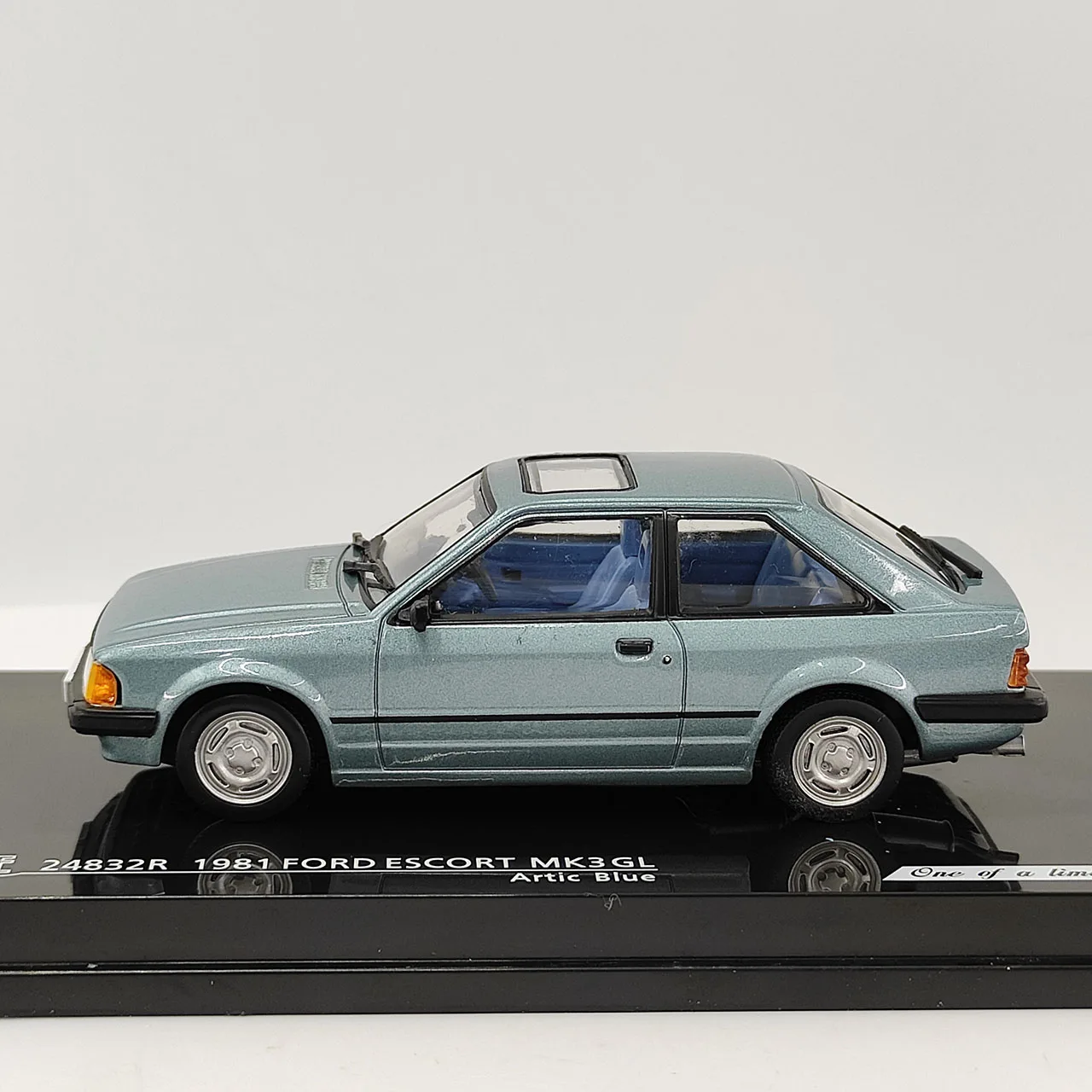 صندوق عيب سطح الطلاء المتشقق بمقياس 1:43 1981 موديل سيارة Ford Escort MK3 GL مصنوع من خليط معدني
