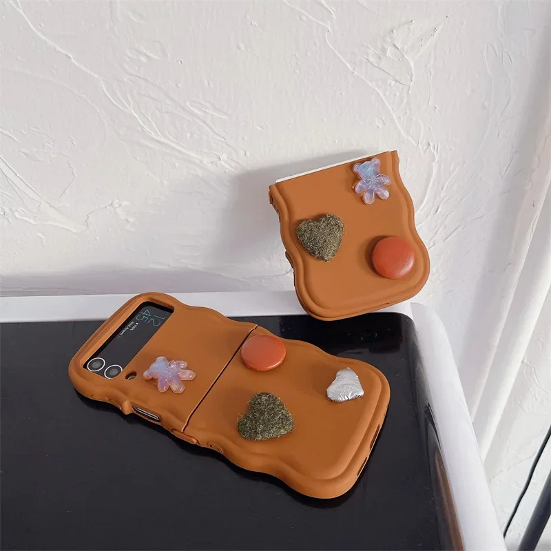 เคสโทรศัพท์ขนาดเล็กหมีสีน้ำตาลสำหรับ Samsung Galaxy Z flip 6 5 4 3ฝาหลังป้องกันสำหรับ ZFlip4 ZFlip5 ZFlip6เคสผิวนอก