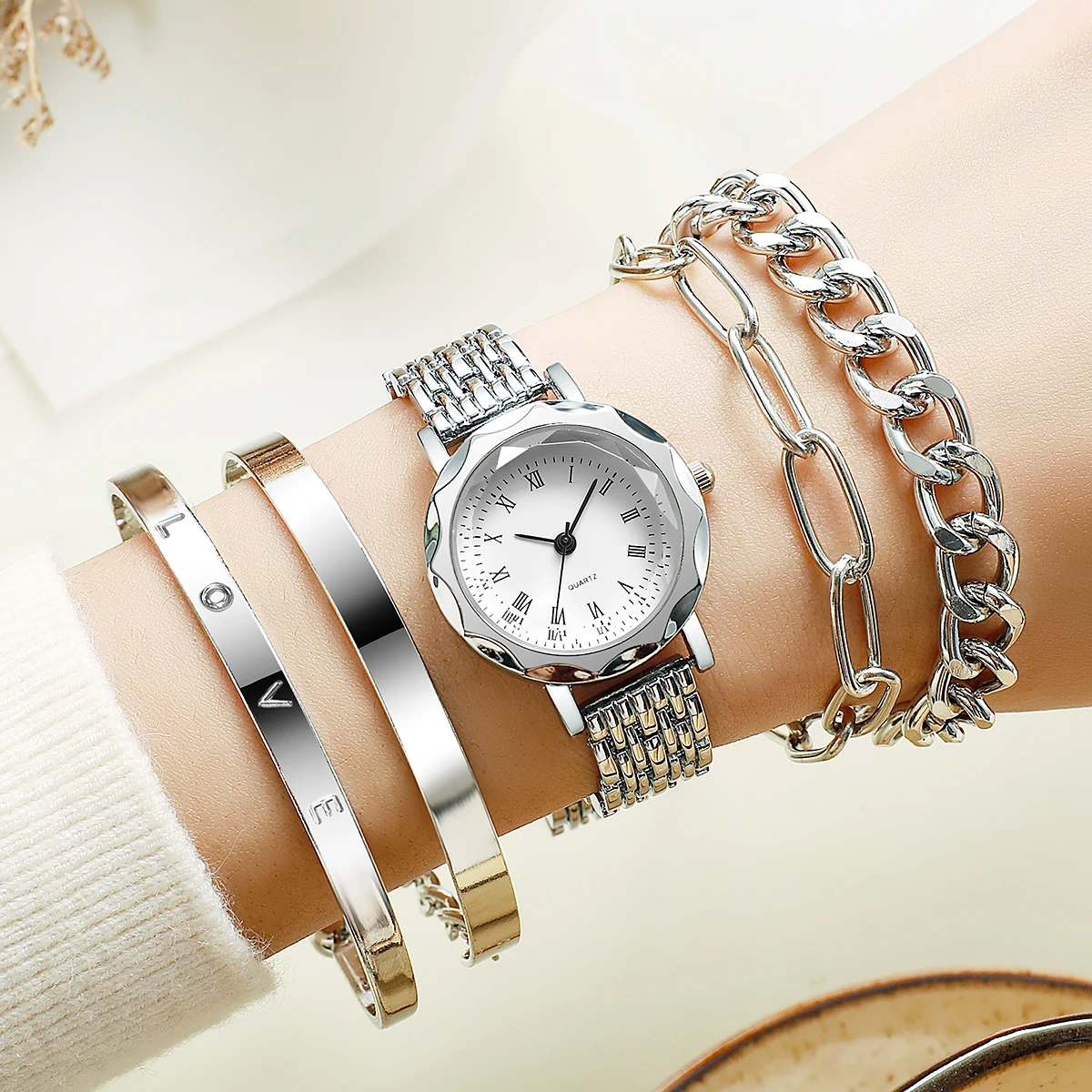 

Минималистичный серебряный набор: часы и украшения - Изящные часы с римскими цифрами, гравированные браслеты-цепочки, элегантный аксессуар