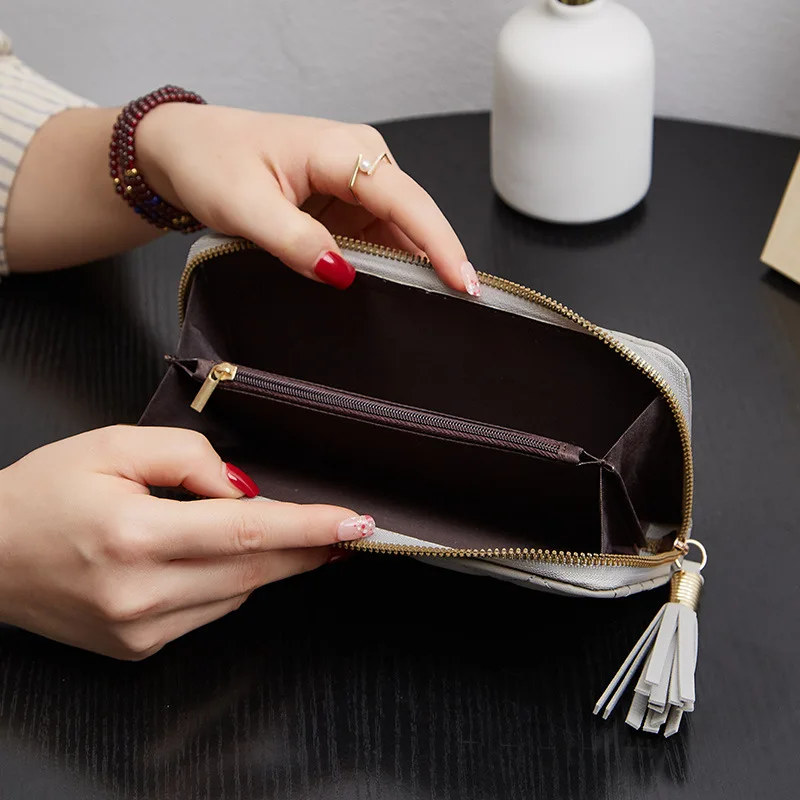 New Fashion Long Embroidered Diamond Grid Wallet with Simple and High-quality Design