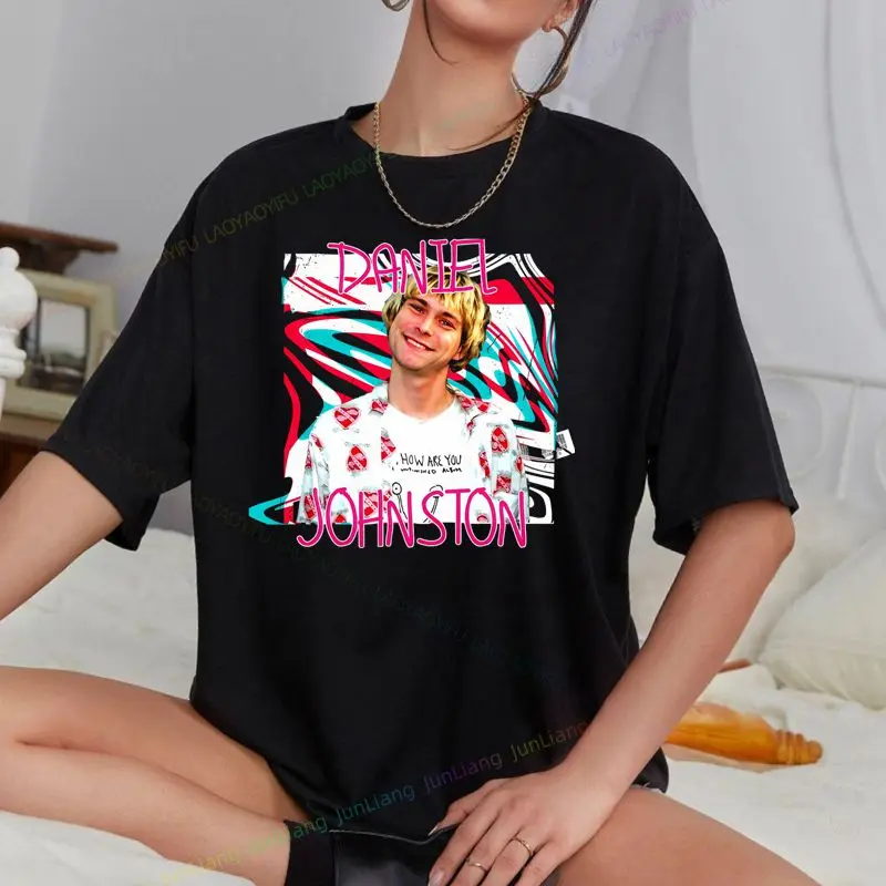 تي شيرت Retrospective، قميص بطبعة دانيال، جونستون 1961 - 2019. سوف نفتقدك. تي شيرت بنمط الحروف للرجال/النساء في الشارع