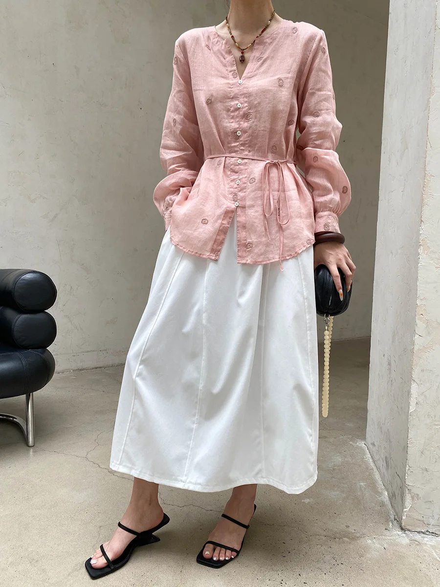 Sommerliches Damen-Shirt in unifarbenem V-Ausschnitt, locker geschnitten, mit Stickerei, für einen eleganten Look. – Detail 28