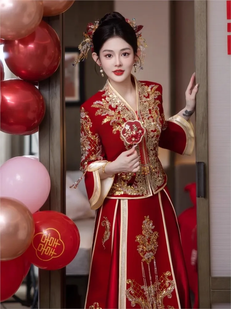 

The bride's new Chinese-style wedding dress a large-sized velvet