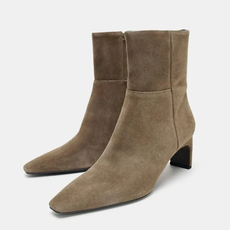 รองเท้าบูทสั้นผู้หญิงหนังกลับแบบใหม่สำหรับฤดูหนาว หัวแหลม ซิปด้านข้าง ดีไซน์เนอร์ รองเท้าบูทสั้นแบบเรียบหรู ส้นเตี้ย รองเท้าบูทข้อเท้า รองเท้าบูทผู้หญิง