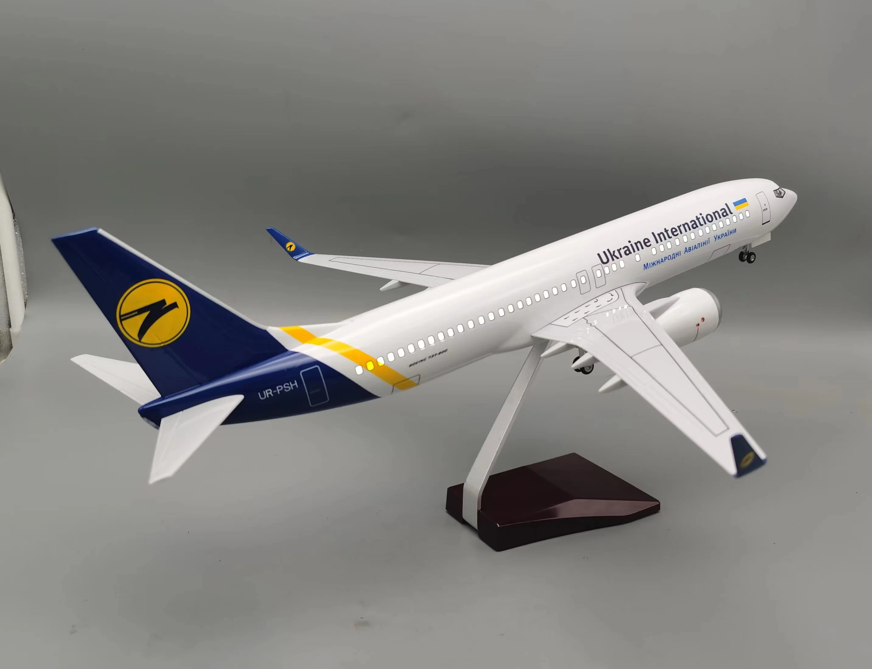 1:85 Scale Plane 737-800 Ukraine 47CM Plastic model Airplane Diecast ith Stand Wheel Lights Souvenir Hobby Collection Enthusiast