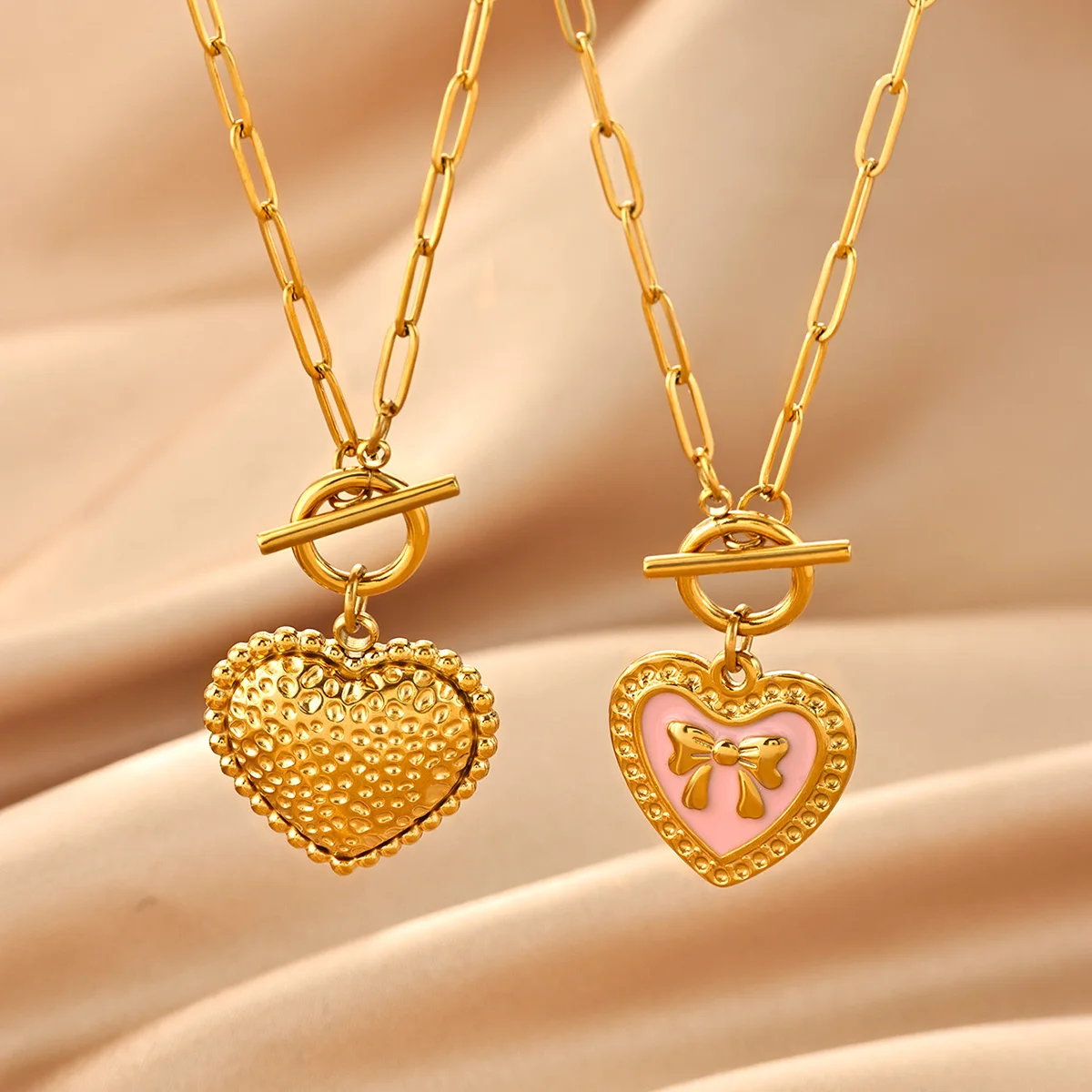 Modische Rosa Schleifenherz-Anhänger-Halsketten für Frauen, Goldfarben, Edelstahl, Strukturierte Herz-Halskette, Hochzeits-Ästhetik-Schmuck