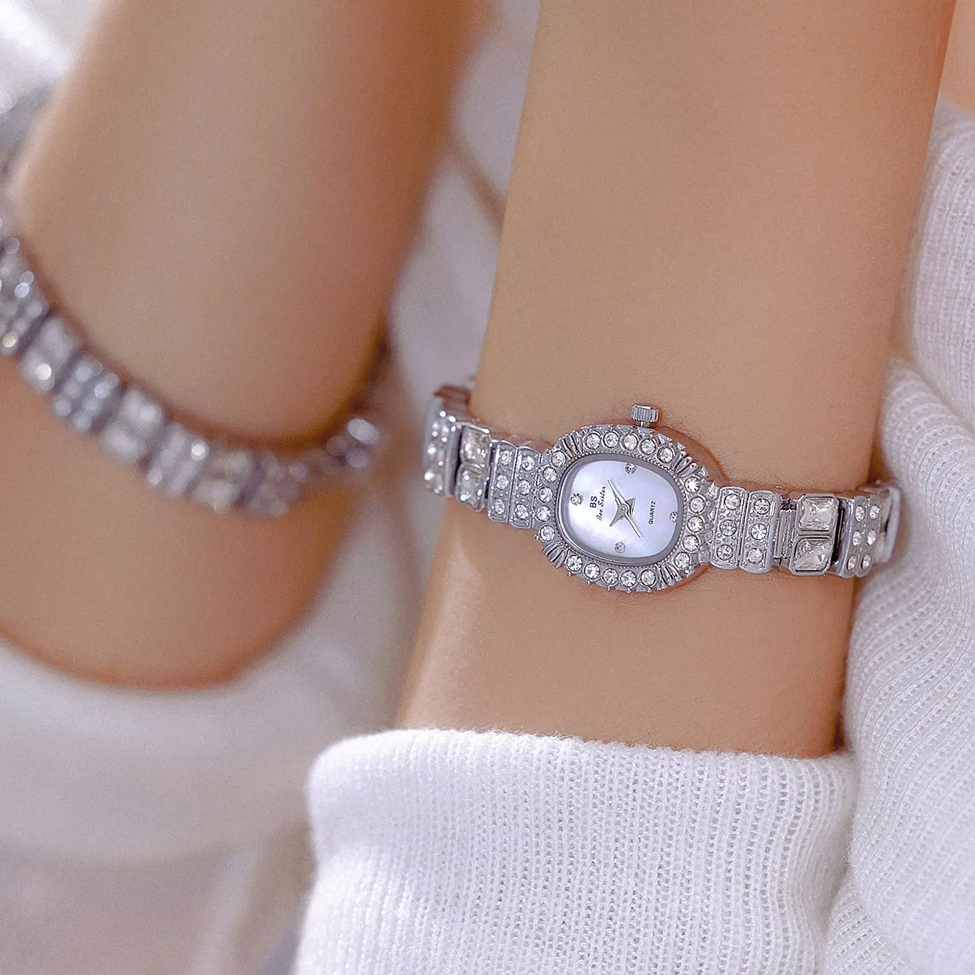 Top Luxury Brand Full Diamond Ruby Retro Oval Design Quartz Women's Steel Strip Waterproof Watch Delivery Gift Box