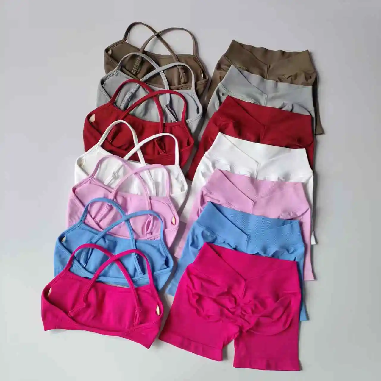 Nahtloses 2-teiliges Leggings-Set für Damen, nahtloses Yoga-Set, hochtaillierte Shorts mit Scrunch-Effekt und Neckholder-Sport-BH, Trainingsanzug für das Fitnessstudio – Detail 4