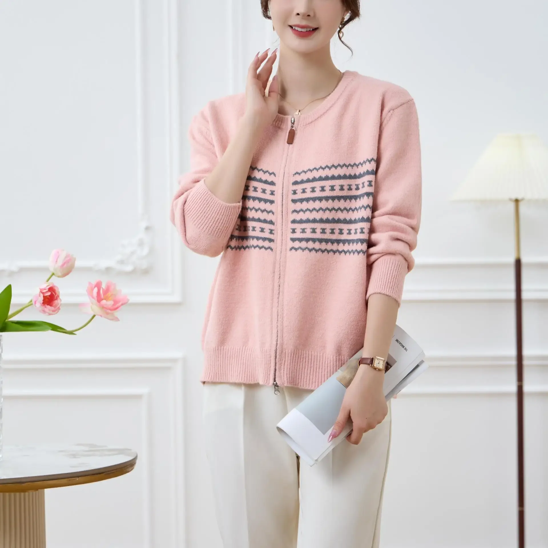 

The New Autumn and Winter 2025 Collection Features Laid-back Style with A Retro Zipper Loose Knitted Cardigan Sweater and Jacket