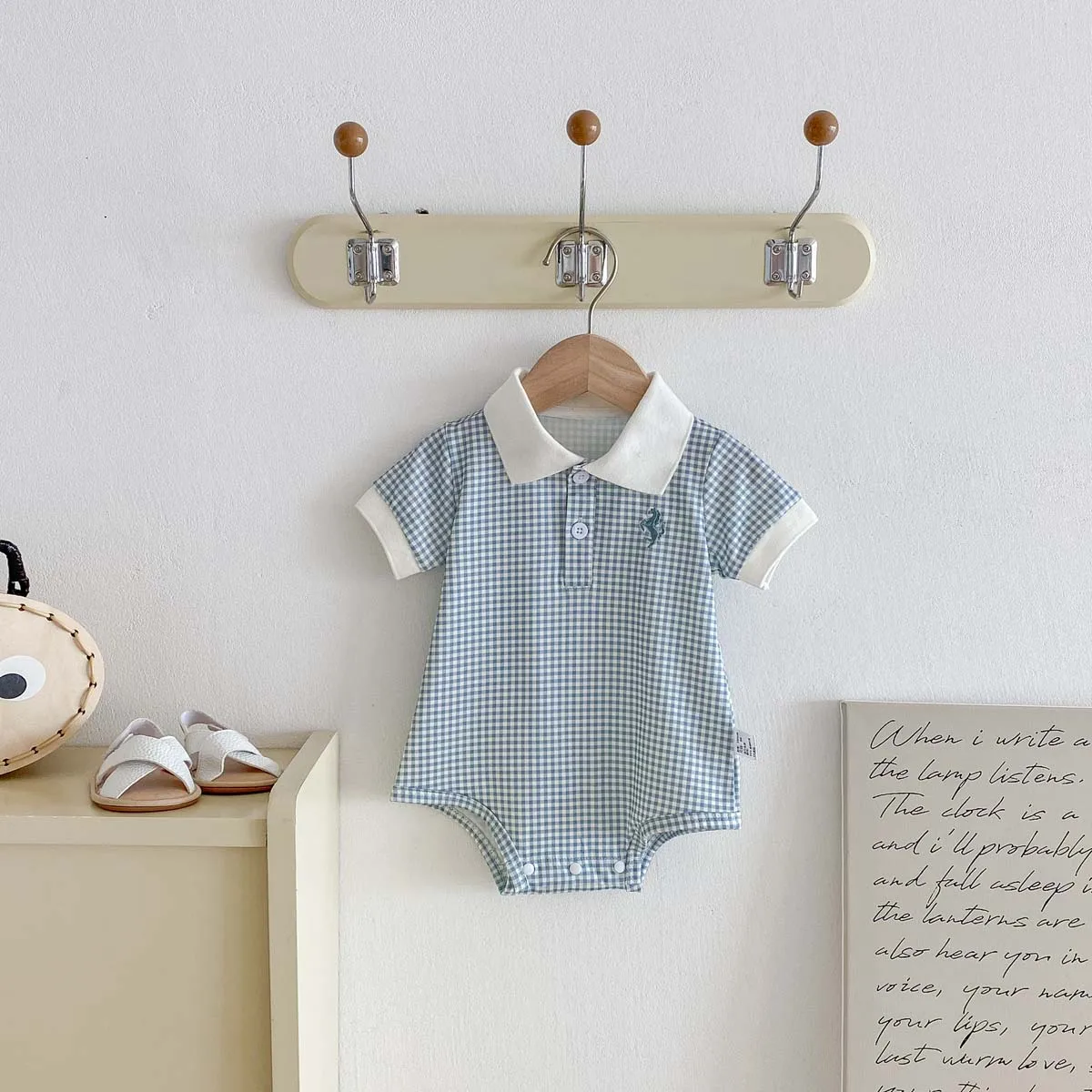 

Korean style summer baby plaid lapel jumpsuit, summer simple and comfortable jumpsuit for male and female babies, very suitable