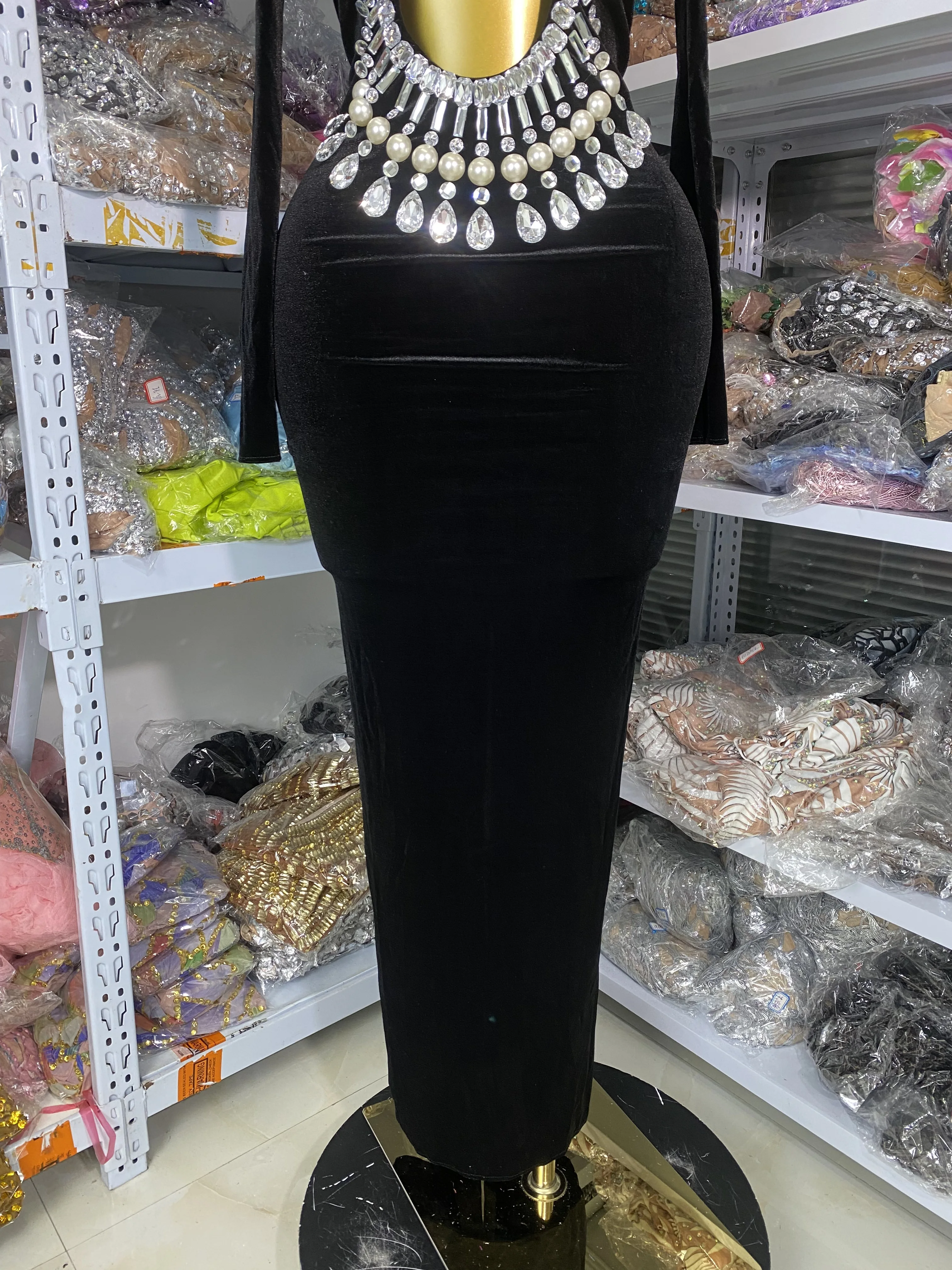 ผู้หญิงหรูหราพรหม Gowns สีดําเซ็กซี่ Halter Key Hole กํามะหยี่คริสตัลยาวชุดถุงมือ Celebrity Evening Club Party Dresses