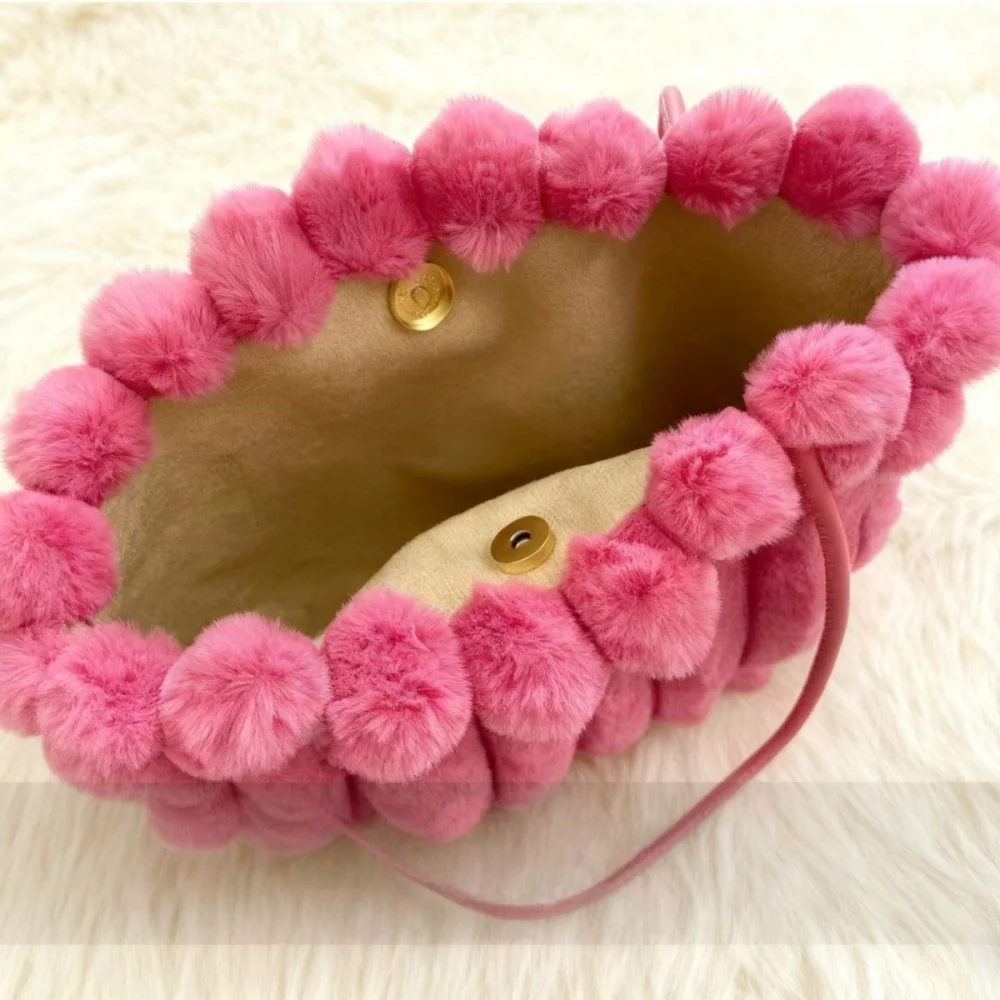 حقيبة يد نسائية مخططة من القطيفة ذات سعة كبيرة حقيبة كتف كروس للخريف والشتاء حقيبة يد ناعمة من الفرو الصناعي حقائب ركاب للفتيات