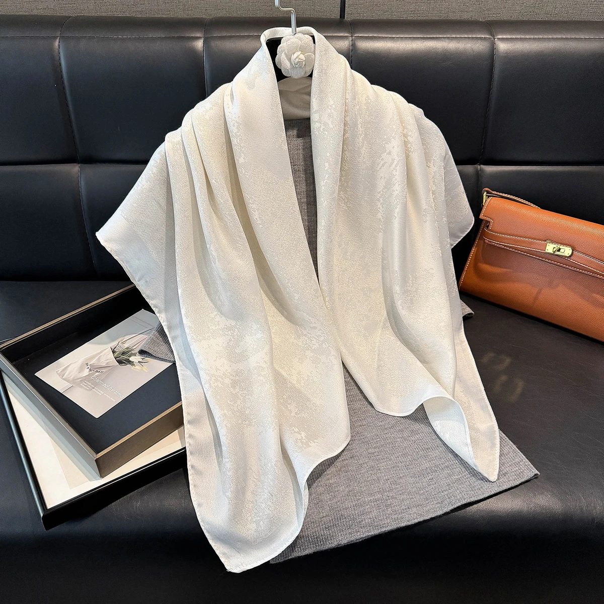 

Модный роскошный женский шелковый шарф 2025 года, однотонный, мягкий, гладкий, для головы, хиджаб, для улицы, длинная шаль, пляжное полотенце