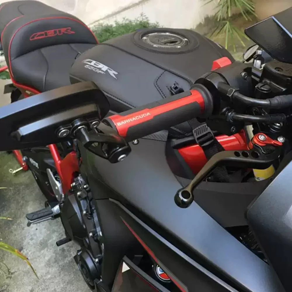 Handlebar grips for Haojue UHR150, UFR150, ADX125, GSX250R, DL250, GW250, and TR300: Stylish and comfortable handlebar grips.