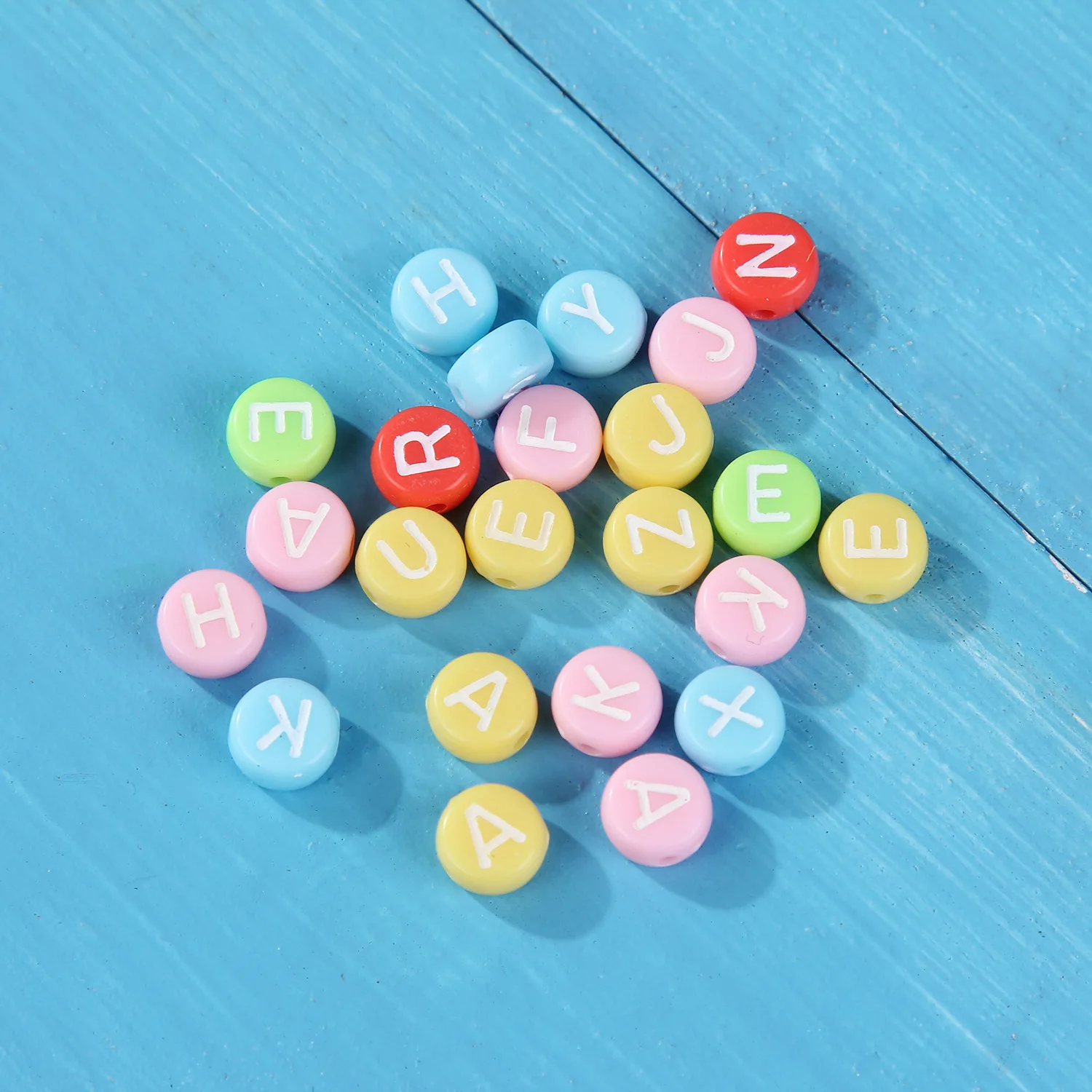 

Модные разные пастельные цвета, плоская монета, круглые акриловые бусины с буквами алфавита, акриловые ювелирные бусины, подходят для вязаного браслета с именем, 2000 шт., 4*7 мм