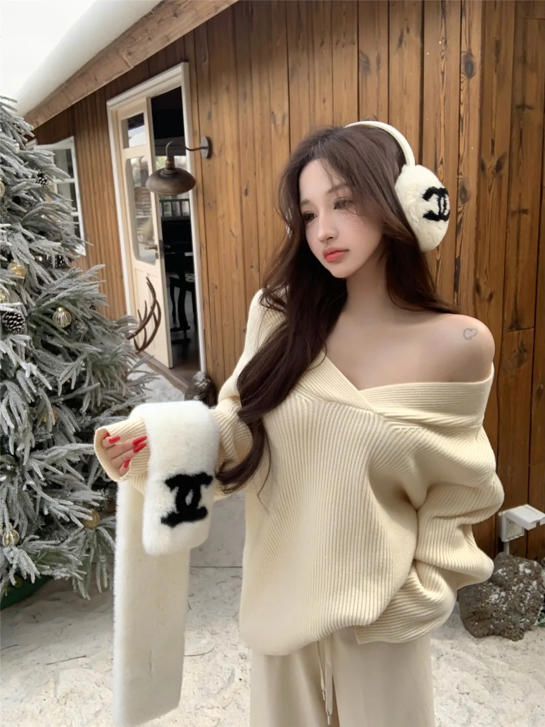 

Новый стиль 2026: Комплект из трикотажного топа с V-образным вырезом и длинными рукавами и брюк с высокой талией и широкими штанинами для женщин – комфорт и шик на весну.