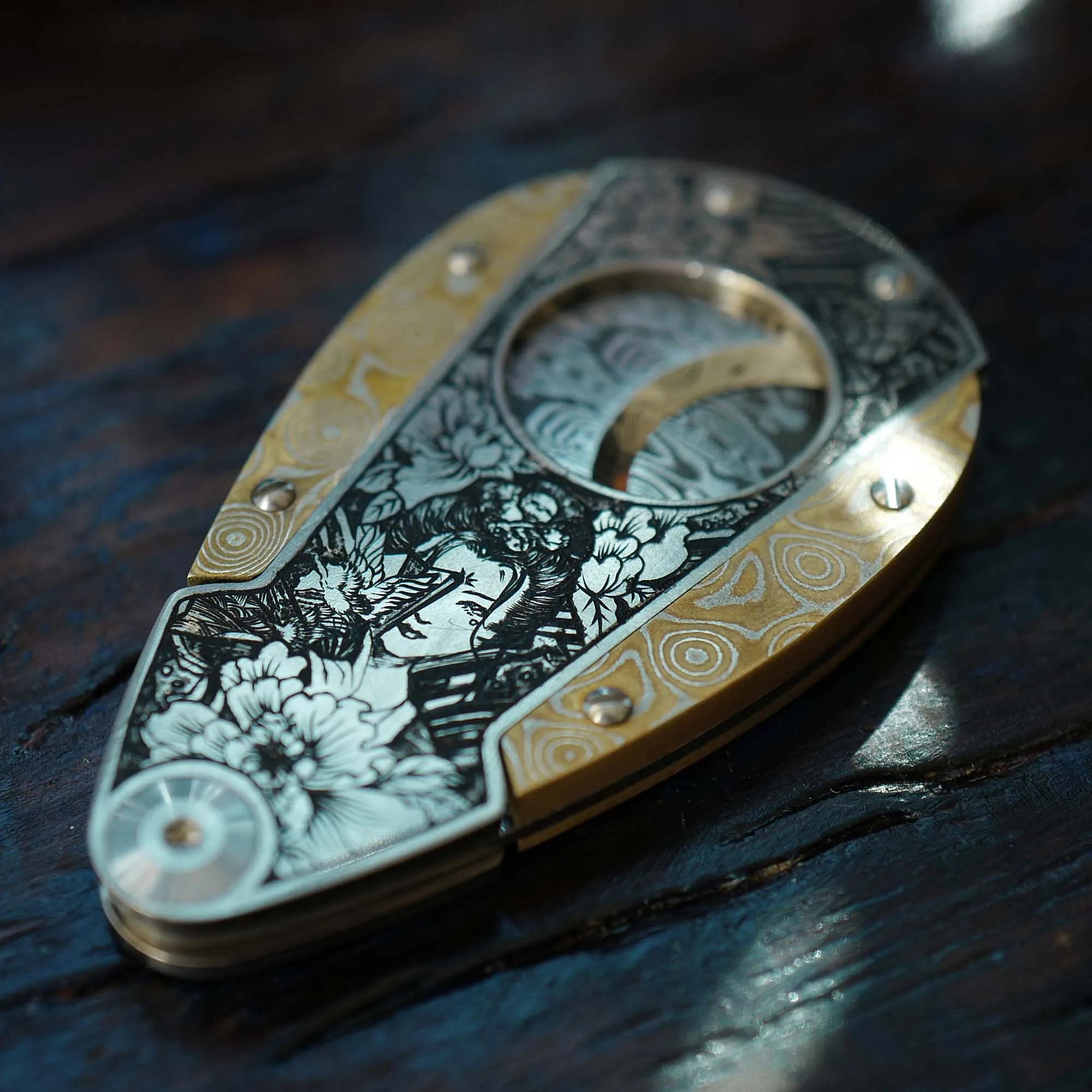 

1PC Damas Engraving Plate Portable Metal Cigar Cutter GuillotineCigar Accessories Limited edition collection