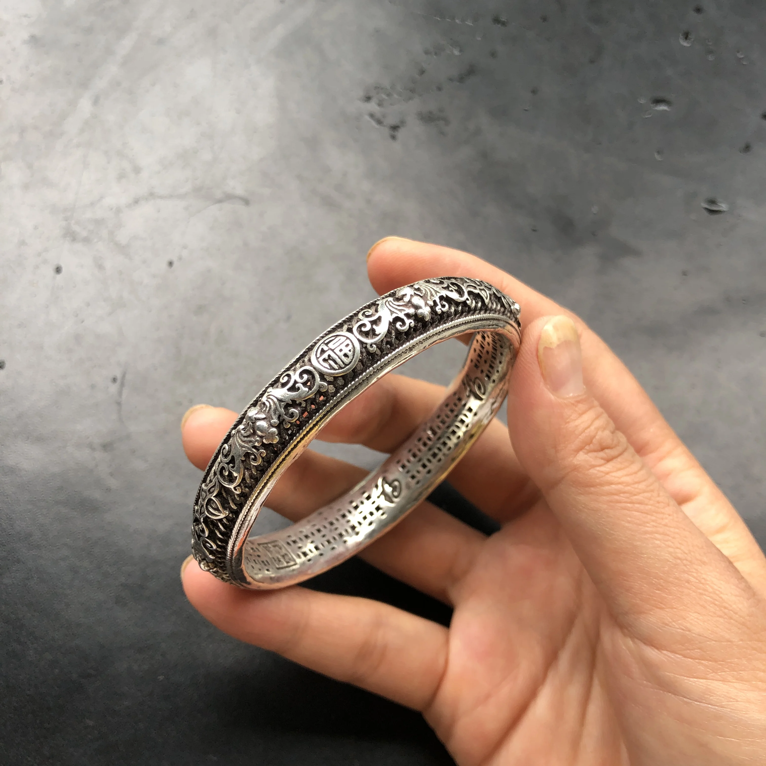 Vintage Chinese Fu Character Filigree Hollow Bangle Antique Silver Tone Openwork Relief Wrist Bracelet Ethnic Handmade Jewelry