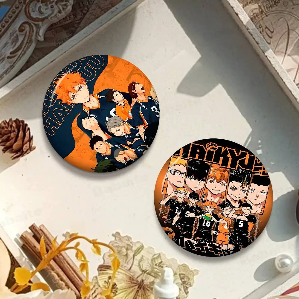 Haikyuu اليابان أنيمي الإبداعية دبابيس مضحك وجه مبتسم جولة المفاجئة في بروش شارة ظهره قبعة اكسسوارات مجوهرات هدايا