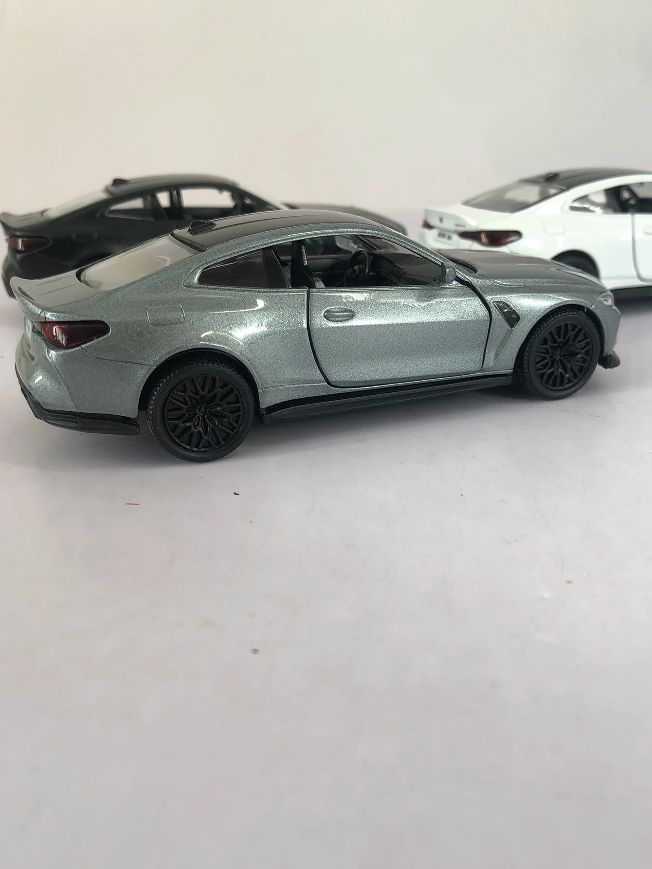 1:36 modelo de carro de brinquedo BMW M4 CSL, com exterior simulado e design de interior requintado. As portas podem ser abertas, presente infantil