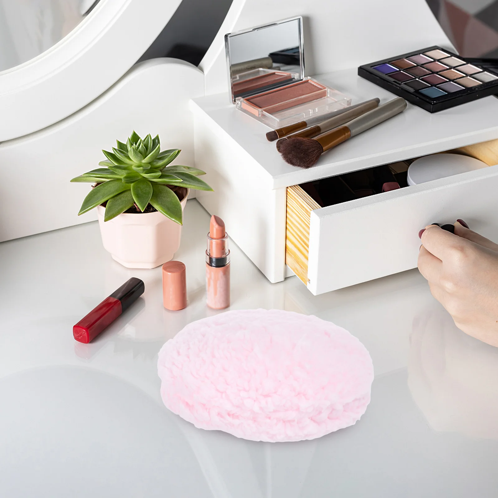 أداة مكياج نسائية على شكل بودرة وردية كبيرة مستديرة لتحديد بودرة الجسم والوجه