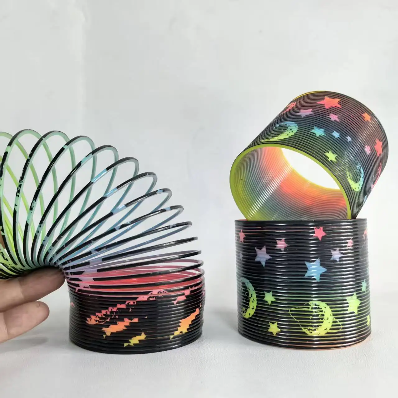 

Радужная пружинная игрушка с принтом черной луны и звезд, растягивающаяся игрушка-пирамидка, идеальные сувениры для вечеринок и призы для детей на карнавал