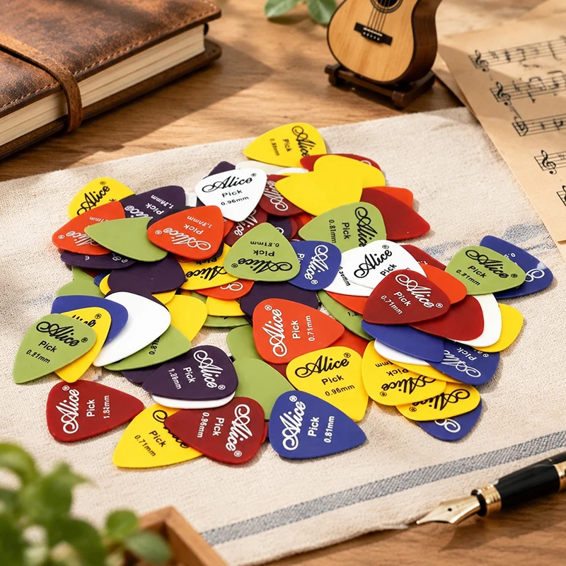 30/50PCS Random Color Plastic Guitar Picks with Storage Box Mix Thickness Plectrums Ukulele Bass Performance Beginners Props ZYF