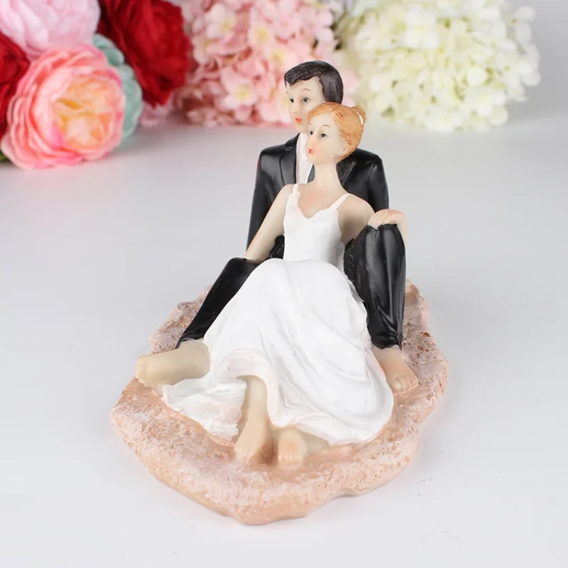 European Style Bride and Groom New house decorations Funny Play Bride and Groom Sitting on the Beach