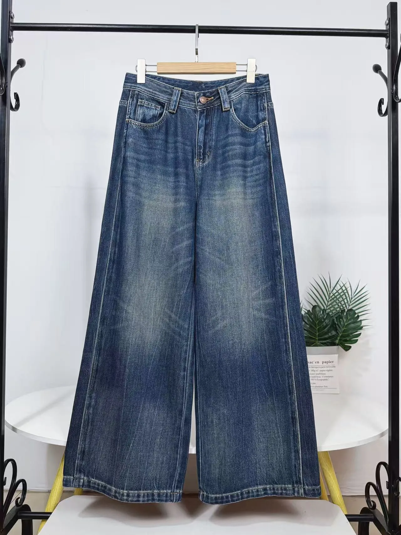 

Высококачественные повседневные женские джинсы с широкими штанинами и высокой талией, из смесового хлопка, длиной в пол, из мягкой ткани, без стрейча, с деталями на карманах.