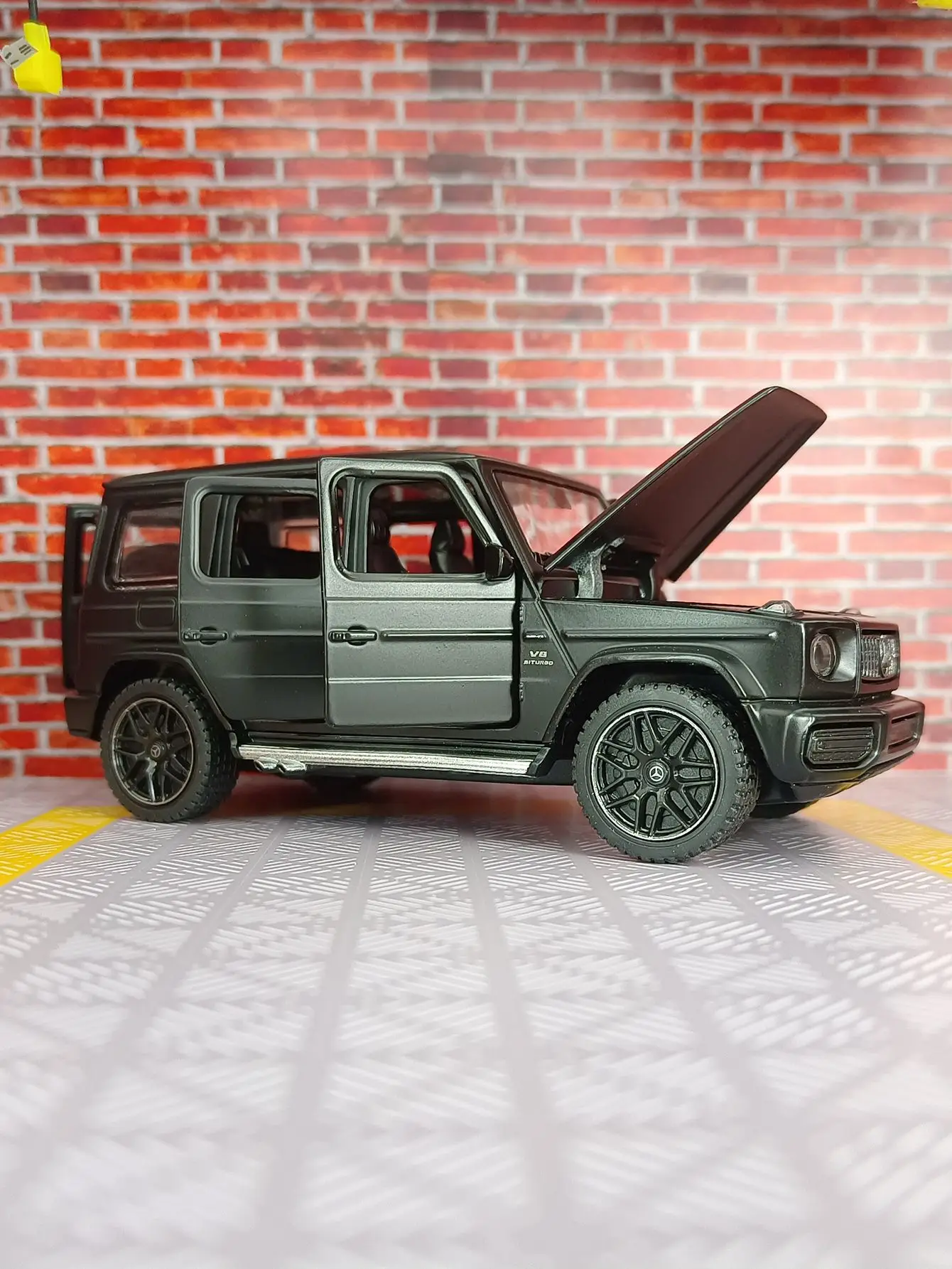 

rastar 1:32 Mercedes G63 Alloy Car Model doors and hood trunk can open suitable for collection and can be given as a gift