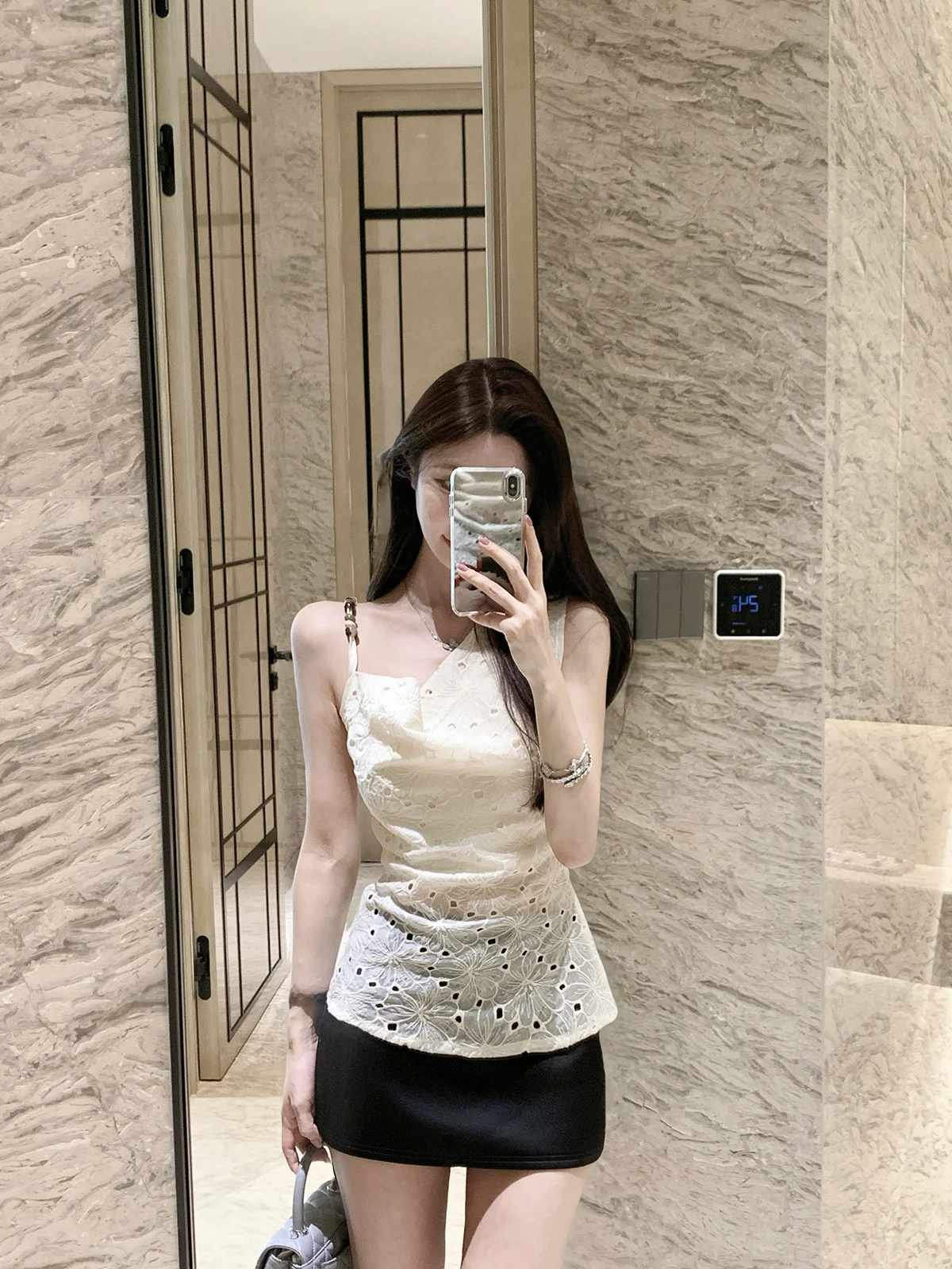 

JustQin Moonlight 2025 Новая летняя винтажная женская блузка с асимметричным вырезом на плече, сексуальный топ с вырезами, модная облегающая кружевная блузка с V-образным вырезом и коротким рукавом