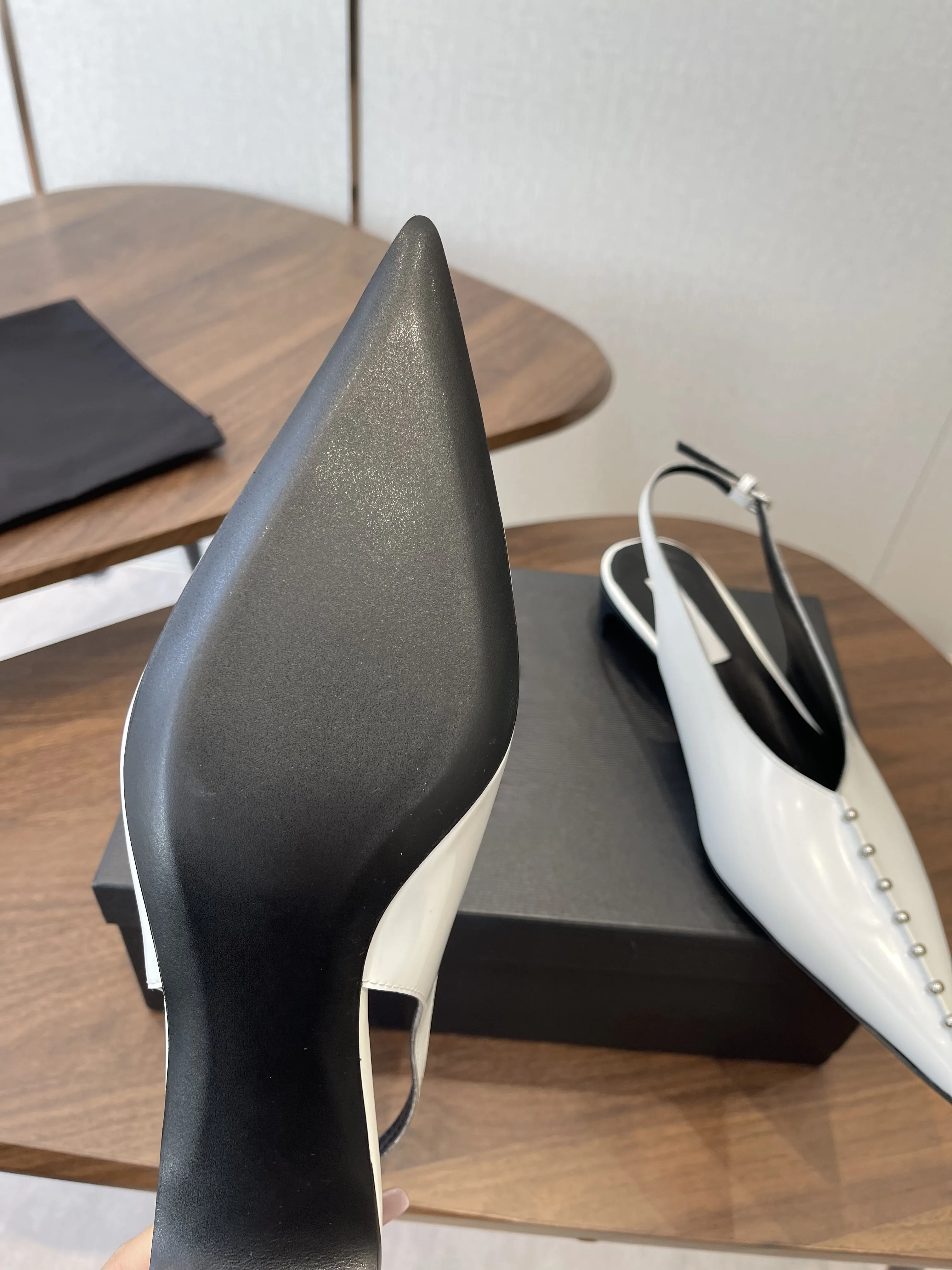 أحذية نسائية غير رسمية جديدة لعام 2025، تتميز بنعل خارجي من جلد البقر ونعل خارجي من مادة TPU، مما يسلط الضوء على شكل حذاء فريد، مقاسات 35-40 #2