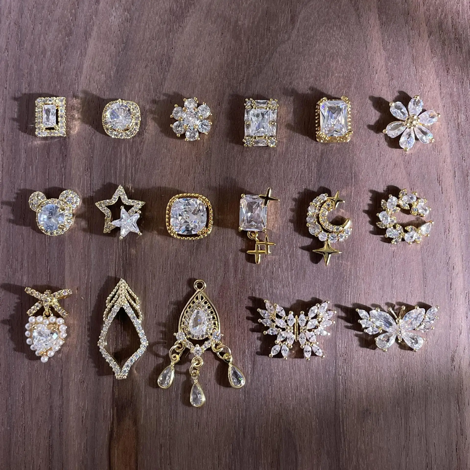 4 Stück Kaniu Luxe Gold Nageljuwelen Premium Kristall Strasssteine für Acrylnägel Dekoration handgefertigtes Handwerk