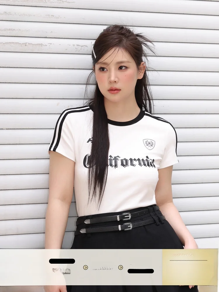 

Американский модный комплект из двух предметов: футболка с коротким рукавом и открытыми плечами в стиле ретро и цветные блоки, а также топ с круглым вырезом для повседневной носки.