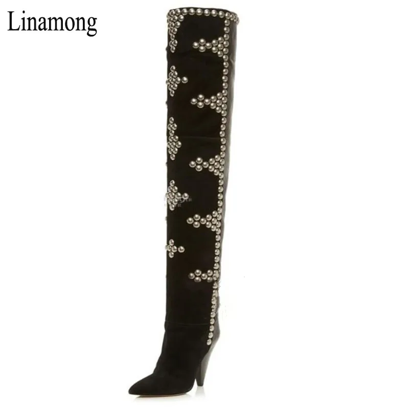 

Серебряные сапоги выше колена с круглыми пуговицами и заклепками на шпильках. Замшевые сапоги до бедра со рюшами. Зимняя обувь с шитьем в стиле пэчворк.