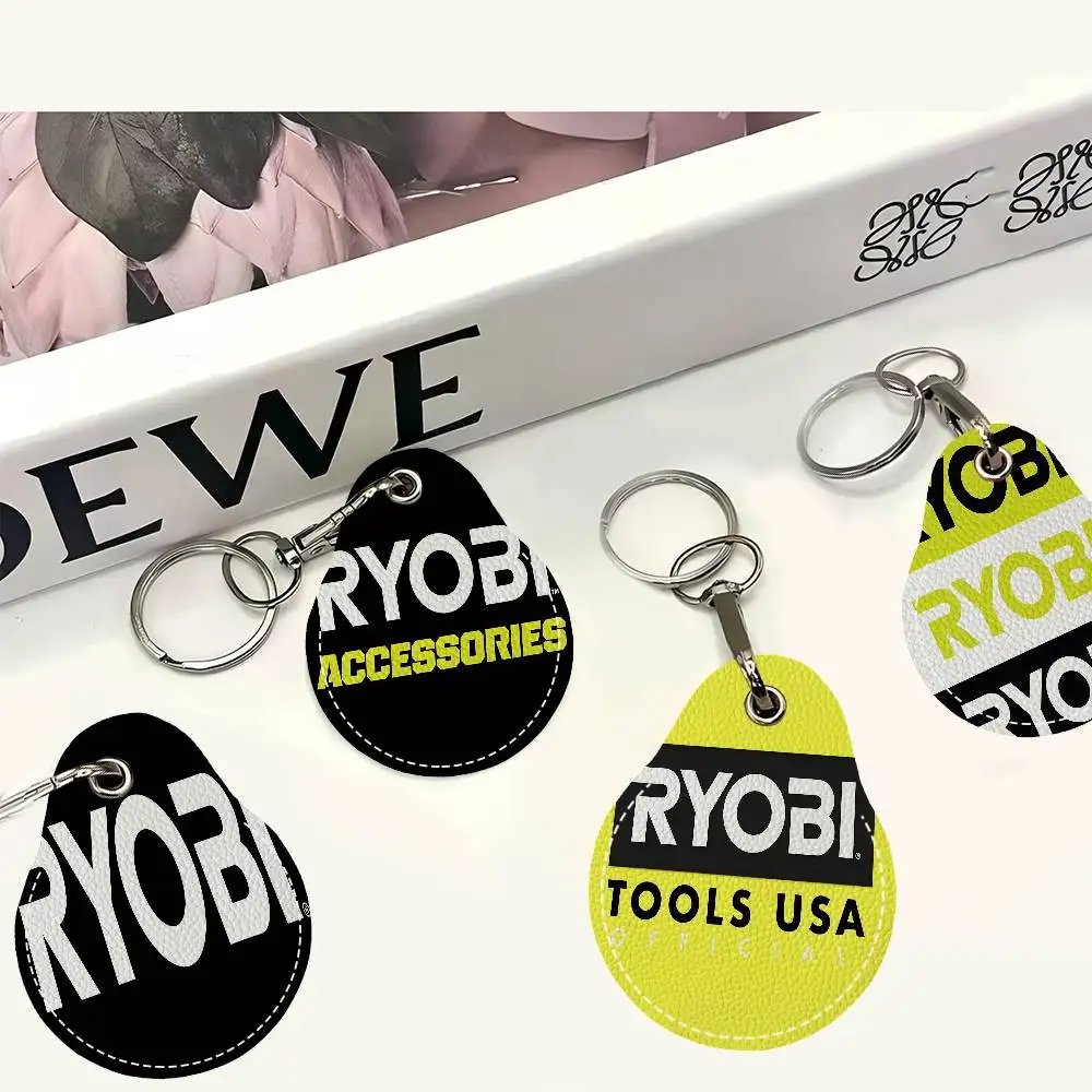 Brelok z logo marki Ryobi, etui na karty dostępu, zawieszka do kluczy, skórzany brelok na karty, breloczek do kluczy, brelok do zamków drzwiowych, identyfikatory dostępu.