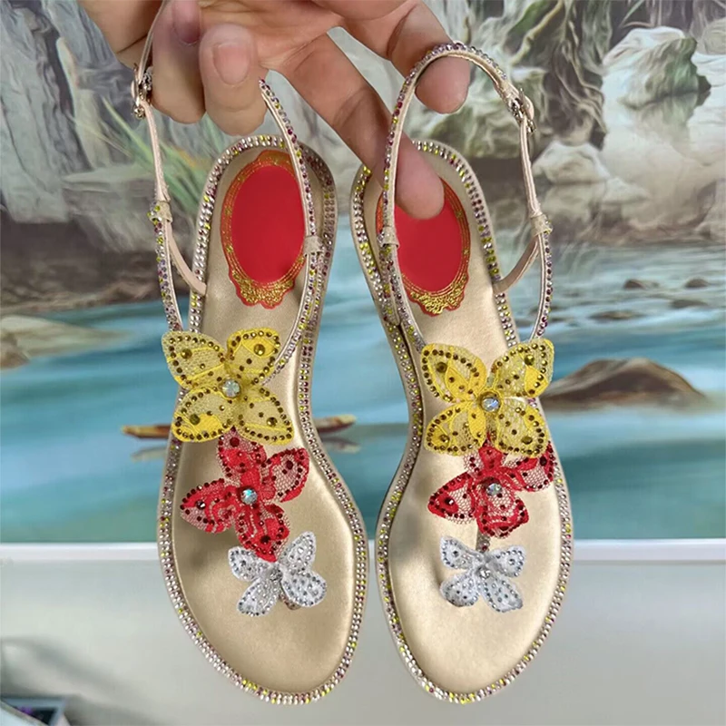 

Новые женские атласные сандалии со стразами и цветочным декором, сандалии на плоской подошве с защемленным носком, летняя обувь для отдыха на море