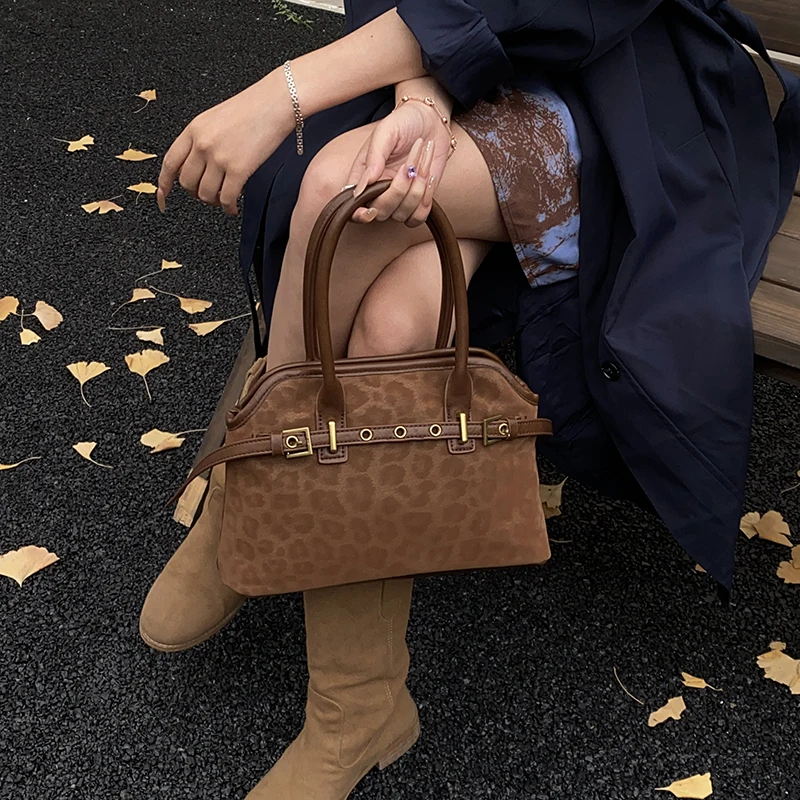 

Elegant Vintage Women's Premium Sueded Shoulder Bag | Leopard Print, Spacious Capacity & Versatile for Daily Use Commuting