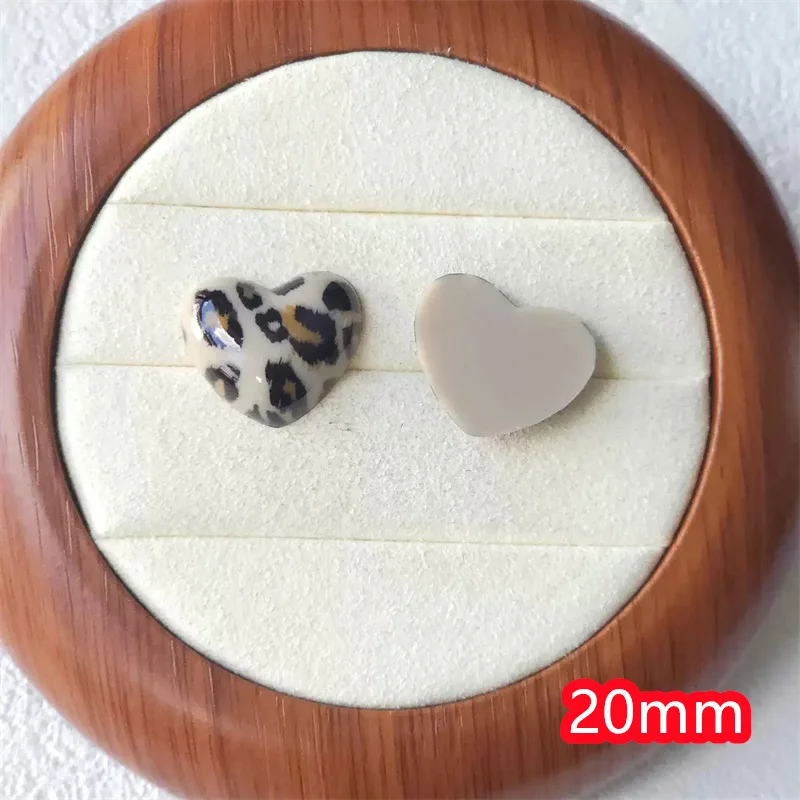 Groothandel 50 stks/partij kleur Luipaard patroon cartoon harten boogvorm hars cabochon kralen diy sieraden kledingstuk haaraccessoire