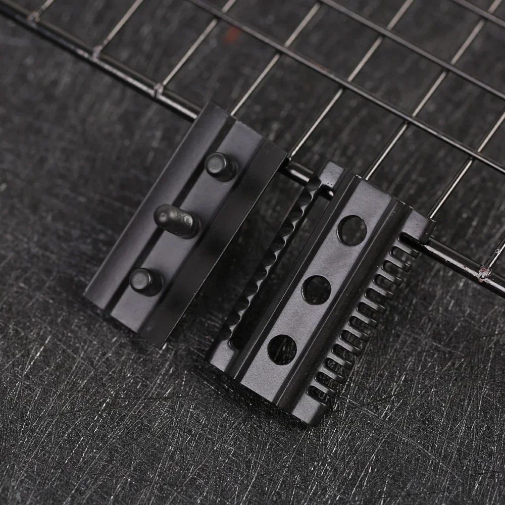 ماكينة حلاقة رجالية "The FLIPSIDE by Yaqi" مشط مزدوج لمستوى العدوان المزدوج للرجال ذو حافة مزدوجة باللون الأسود