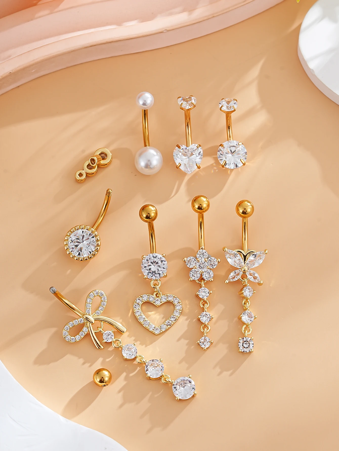 8-teiliges Set: Goldfarbene Bauchnabelpiercings mit geschwungenen Anhängern – Blumen- und Herz-Designs für den Körper (Nombril/Ombligo) – Detail 5